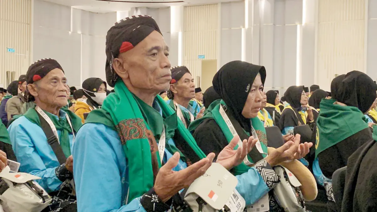 IDENTITAS: Calon Jemaah Haji asal Gunungkidul kompak memakai blangkon saat di Embarkasi YIA untuk berangkat ke Tanah Suci, kemarin (4/5). (ANOM BAGASKORO/RADAR JOGJA)