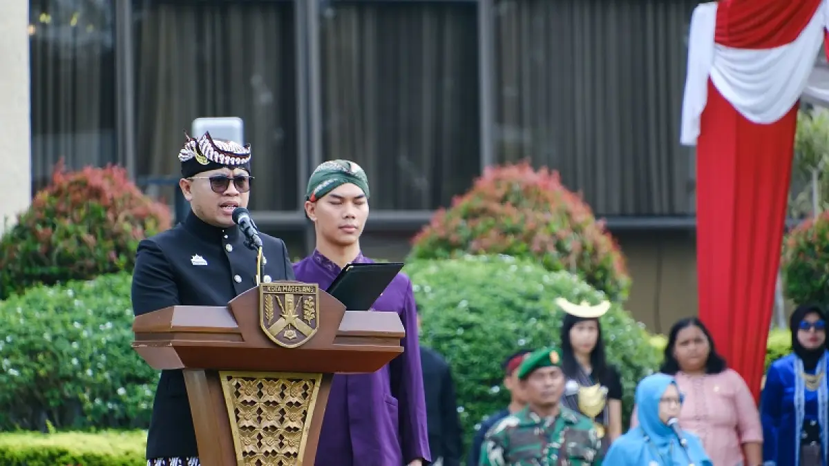 KHIDMAT: Wali Kota Magelang saat memimpin upacara peringatan Hardiknas di halaman Kantor Wali Kota Magelang, Senin (4/5/2026). Dok: Prokompim Kota Magelang