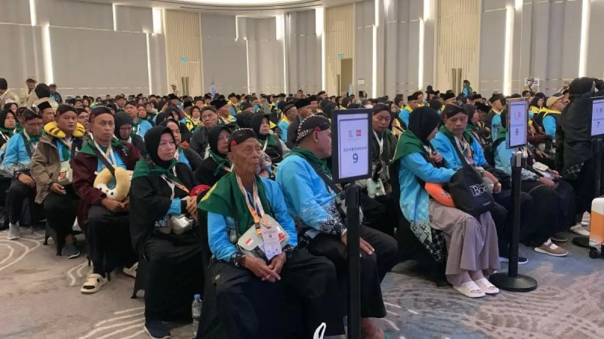 KOMPAK: Jamaah Haji asal Gunungkidul kompak memakai blangkon saat di Embarkasi YIA. (ANOM BAGASKORO/RADAR JOGJA)