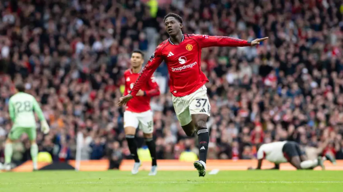 Selebrasi Kobbie Mainoo setelah mencetak gol kemenangan Manchester United atas Liverpool di Old Trafford. (getty images)