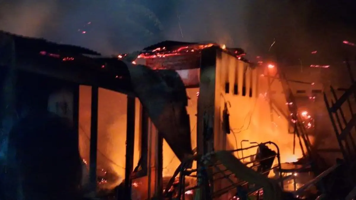 TERBAKAR: Petugas pemadam kebakaran sedang memadamkan api di Bongos 2 RT.04, Gadingsari, Sanden Minggu (3/4). (Dokumentasi Polres Bantul)