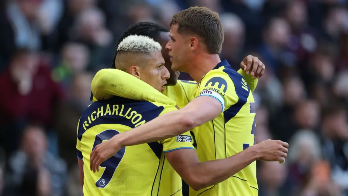 Tottenham Hotspur rayakan kemenangan atas Aston Villa untuk keluar dari zona degradasi Premier League.