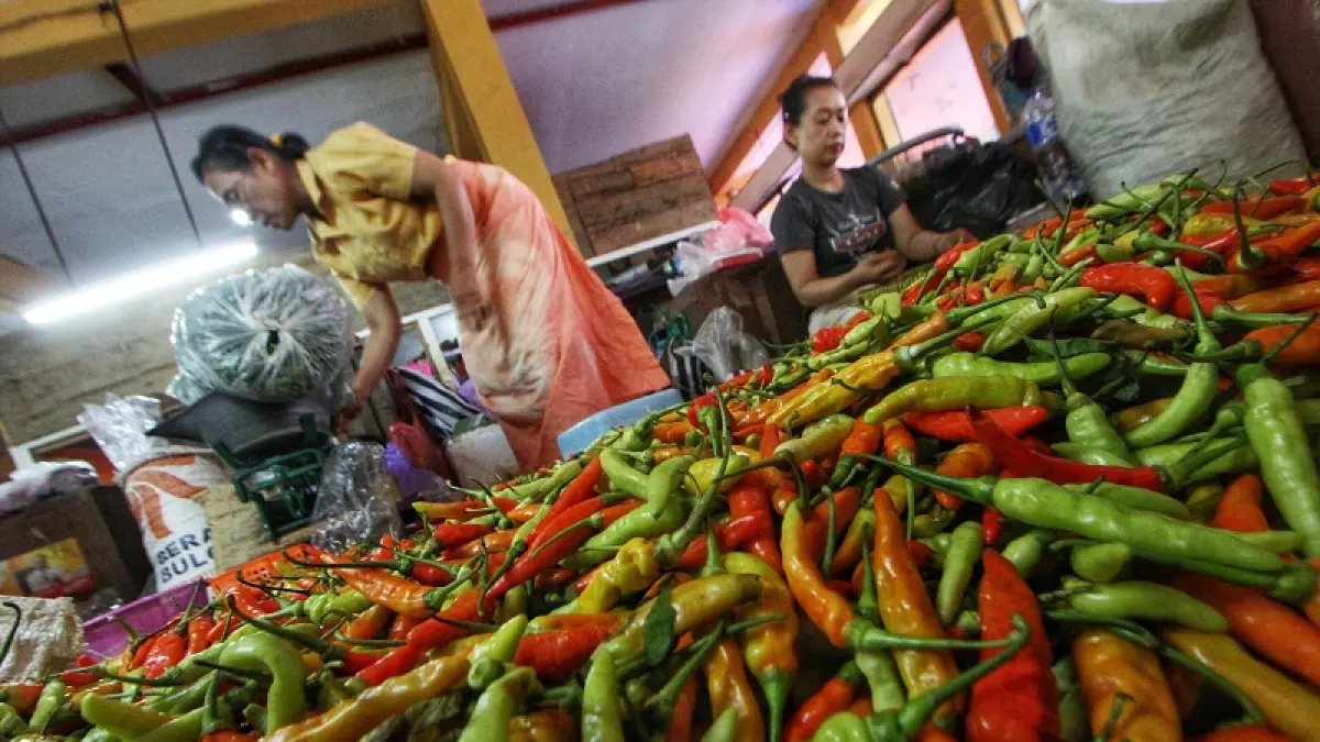 WASPADA KENAIKAN: Pedagang menjual cabai di Pasar Beringharjo, Kota Jogja, Senin (4/5/2026). Menjelang Idul Adha, BPS memprediksi inflasi tidak sekuat Idul Fitri dan permintaan diperkirakan naik terbatas pada bumbu dapur. GUNTUR AGA TIRTANA/RADAR JOGJA
