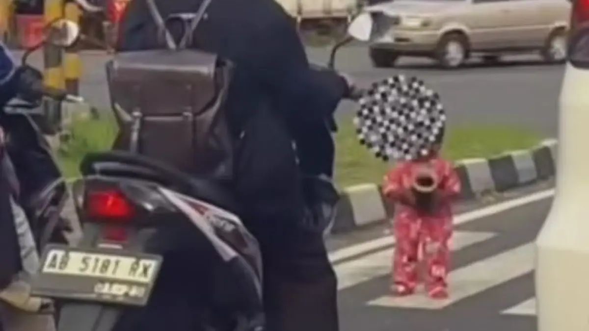 Anak yang viral di media sosial, diduga diajak mengemis di perempatan Ring Road Ketandan. (Istimewa)