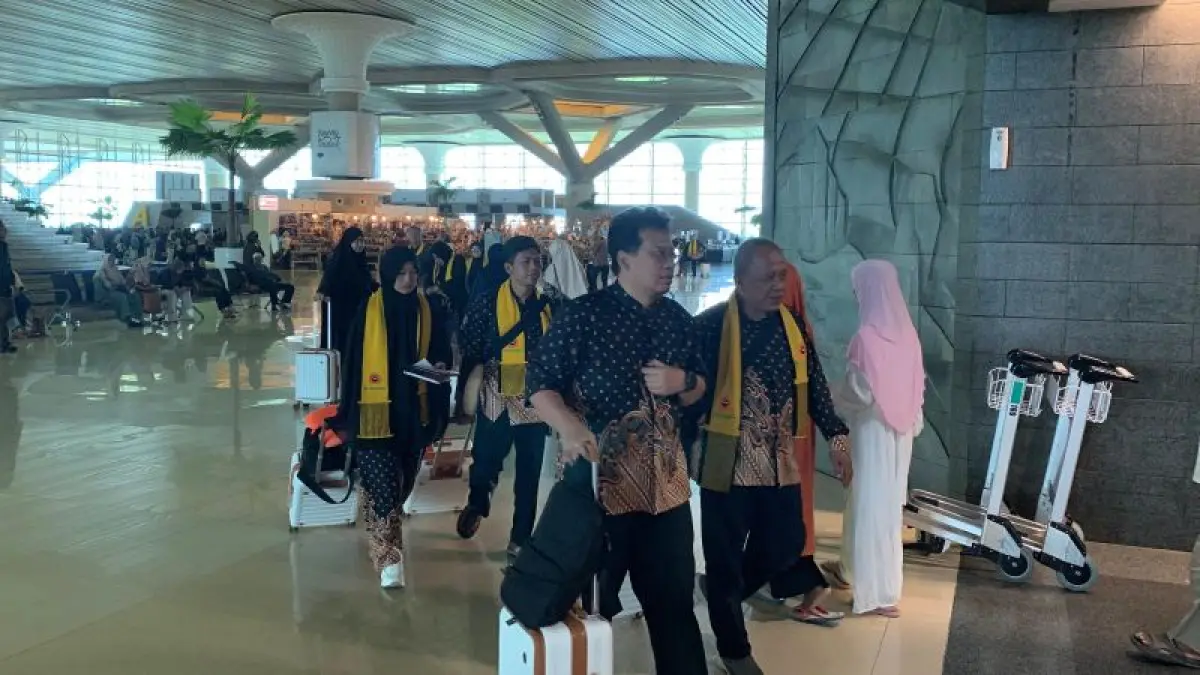 BERPISAH: Jamaah haji khusus melambaikan tangan sebelum keberangkatan dari YIA. (ANOM BAGASKORO/RADAR JOGJA)