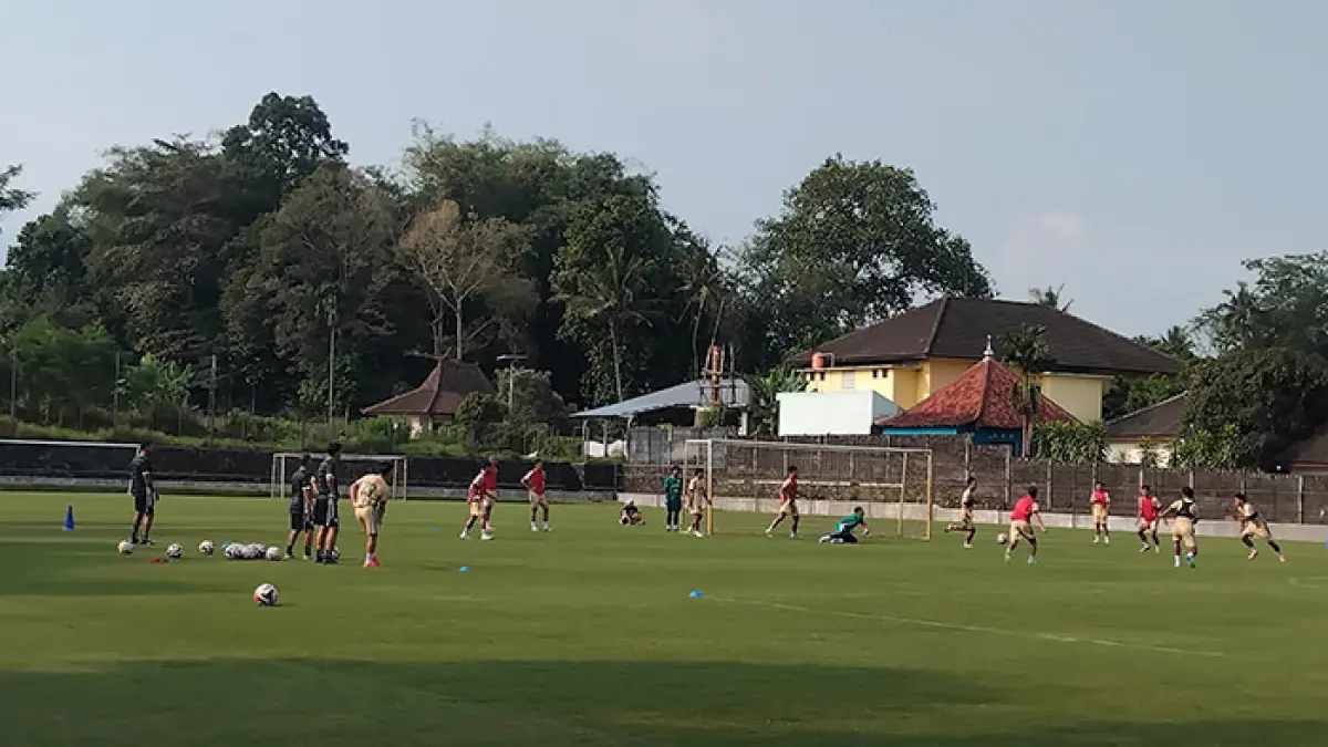 BURU GELAR JUARA: Para pemain PSS Sleman saat berlatih di Lapangan Pakembinangun, Pakem, Sleman, Selasa (5/5) sore. (Rizky Wahyu/Radar Jogja)