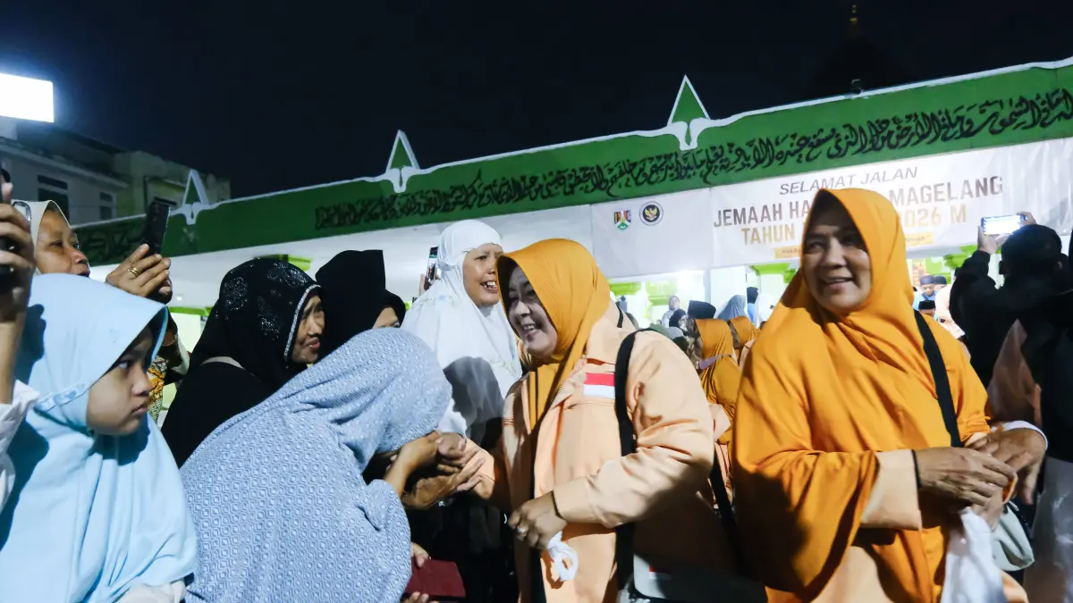 CJH asal Kota Magelang mulai diberangkatkan menuju asrama haji di Embarkasi YIA, Selasa (5/5).