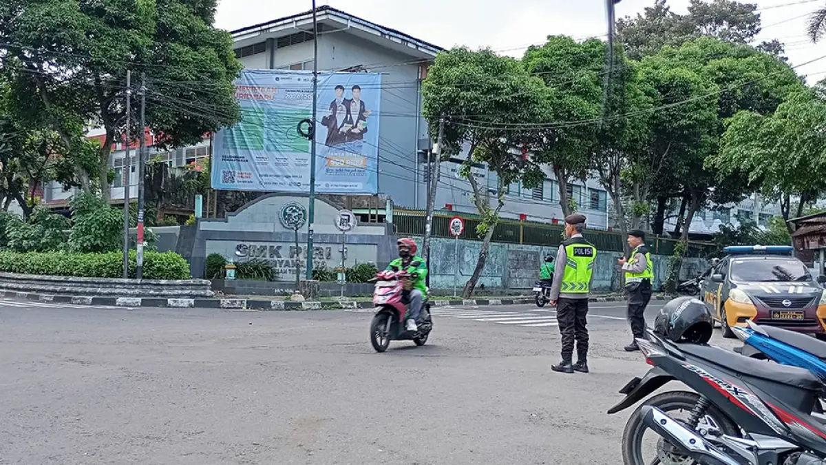 DIJAGA: Situasi di Jalan Tunjung, Umbulharjo, Jogja usai peristiwa tawuran antarpelajar, &nbsp;Selasa (5/5). IWAN NURWANTO/RADAR JOGJA
