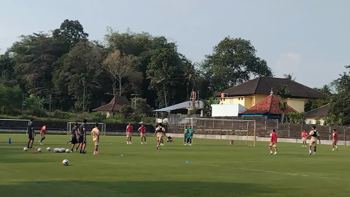 ENJOY: Para pemain PSS Sleman saat berlatih di Lapangan Pakembinangun, Pakem, Sleman, Selasa (5/5) sore. (Rizky Wahyu/Radar Jogja)