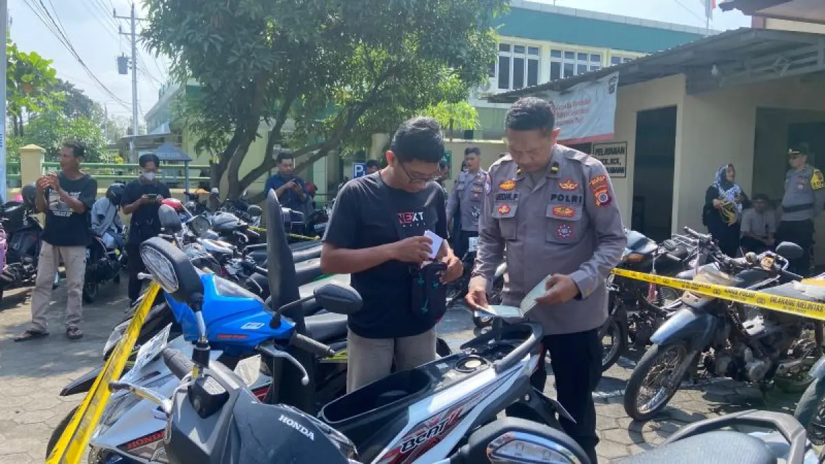 MENGECEK: Korban sedang mengecek nomor kerangka sepeda motornya yang hilang di Polsek Sewon Selasa (5/5). (Cintia&nbsp;Yuliani/Radar Jogja)