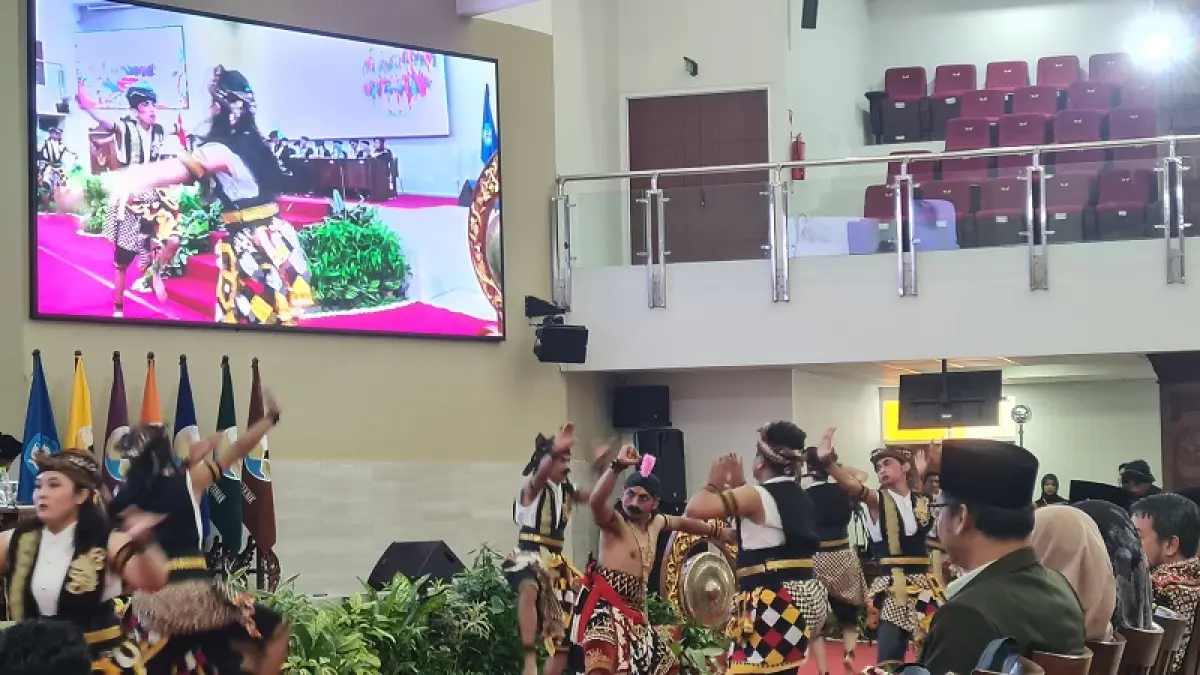 MERIAH: Penampilan Tari Soreng memukau para civitas academika serta tamu undangan pada acara Sidang Senat Dies Natalis ke-47 Untidar di Kampus Tuguran, Selasa (5/5/2026). NAILA NIHAYAH/RADAR JOGJA