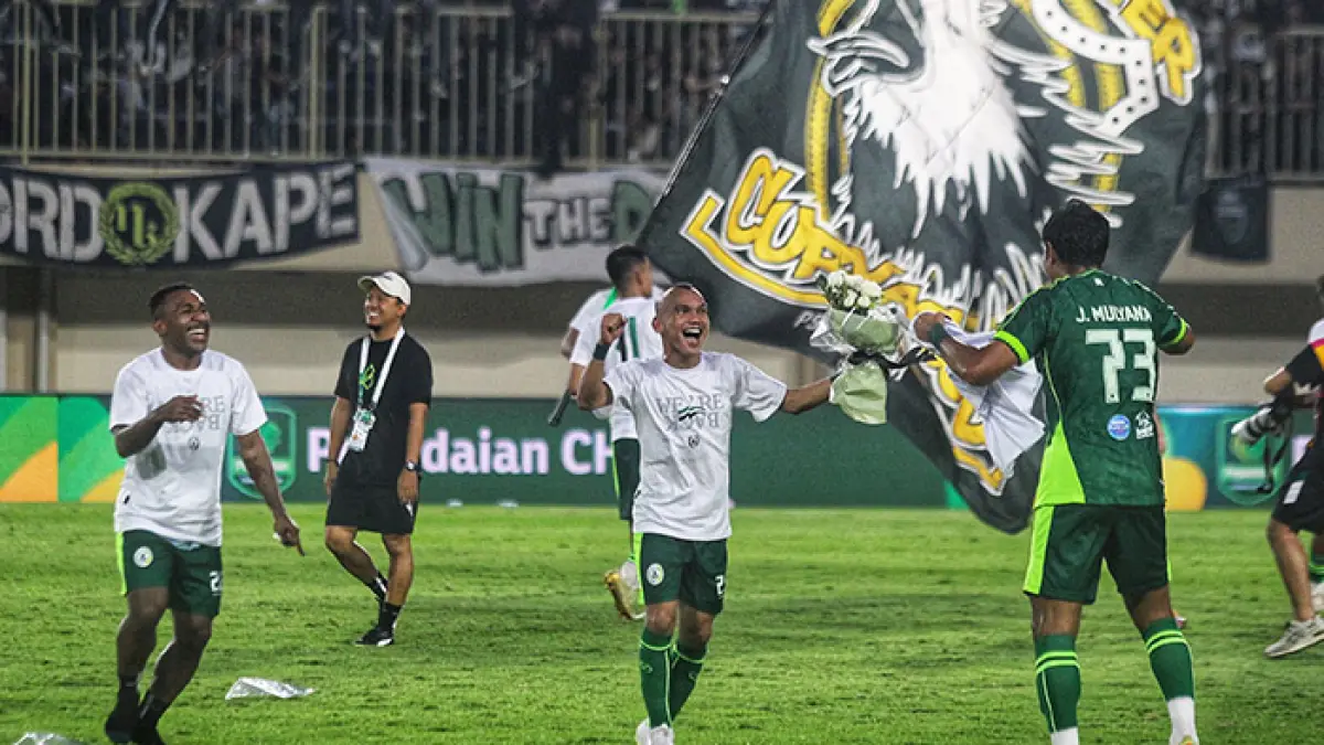 NAIK KASTA: Para pemain PSS Sleman saat merayakan kemenangan usai mengalahkan PSIS Semarang dengan skor 3-0. (Guntur Aga Tirtana/Radar Jogja)