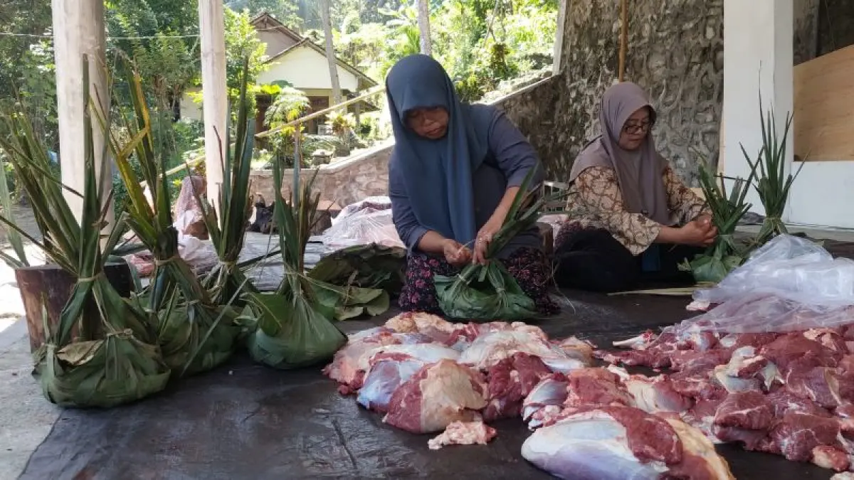 TELITI: Warga Padukuhan Kopat membuat dekon wadag daging saat Idul Adha 2025. (ANOM BAGASKORO/RADAR JOGJA)
