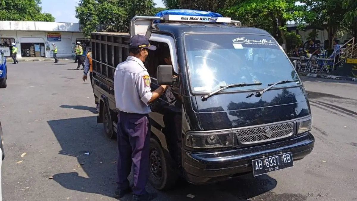 DITINDAK: Petugas Dishub Bantul menilang kendaraan angkutan barang untuk meningkatkan ketertiban administrasi kendaraan. (Dokumentasi Dishub Bantul)