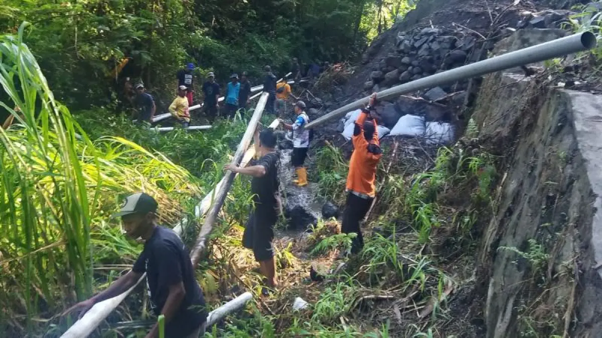 GOTONG ROYONG: Warga Girikerto dan Wonokerto saat melakukan penanganan longsor yang menimpa saluran air. (Dokumentasi Pribadi)
&nbsp;