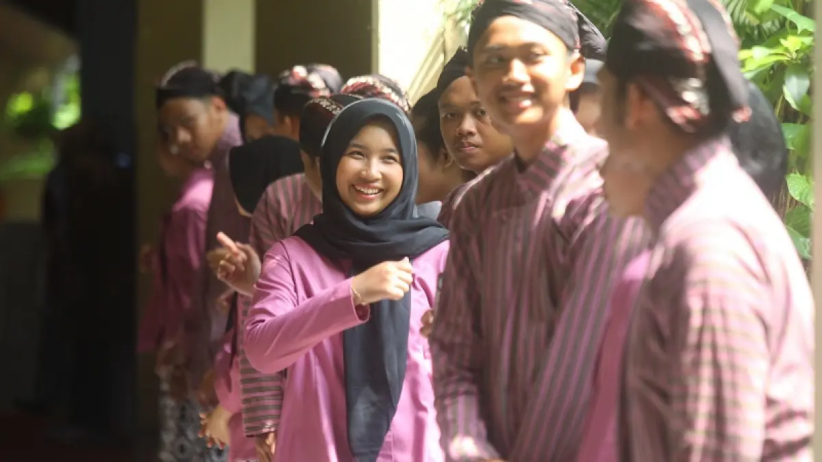 Pelajar SMA Negeri 9 Kota Jogja mengenakan busana tradisional gagrak Ngayogyakarta saat peluncuran Pendidikan Khas Kejogjaan (PKJ), di SMAN 6 Kota Jogja, Rabu (4/5/2026). Guntur Aga Tirtana/Radar Jogja 