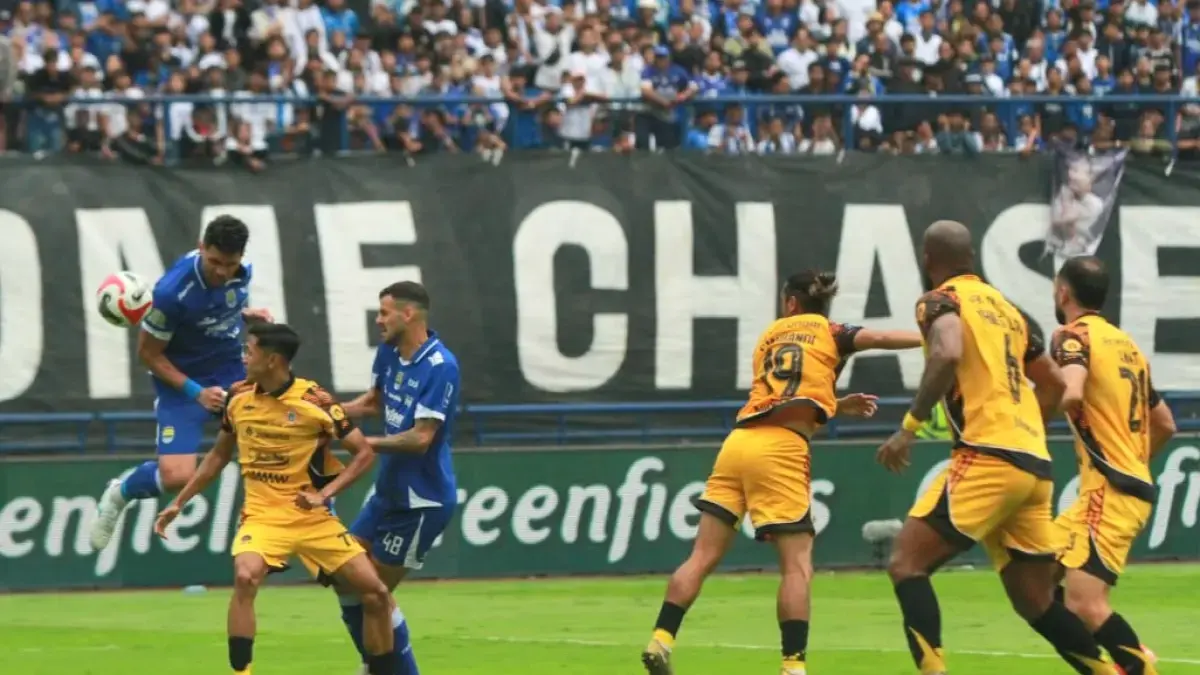 Persib Bandung vs Persija Jakarta saat pertandingan Super League di Stadion Gelora Bandung Lautan Api (GBLA), Bandung, Jawa Barat, Minggu (11/1/2026). (Taofik Achmad Hidayat)