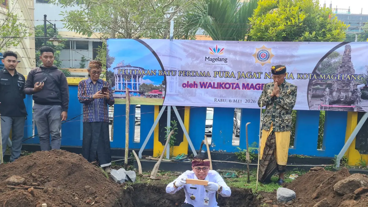 Prosesi peletakan batu pertama pembangunan Pura Jagat Natha di kompleks Pendopo Aloon-aloon diawali dengan upacara Ngruwak Pertiwi, Rabu (6/5).