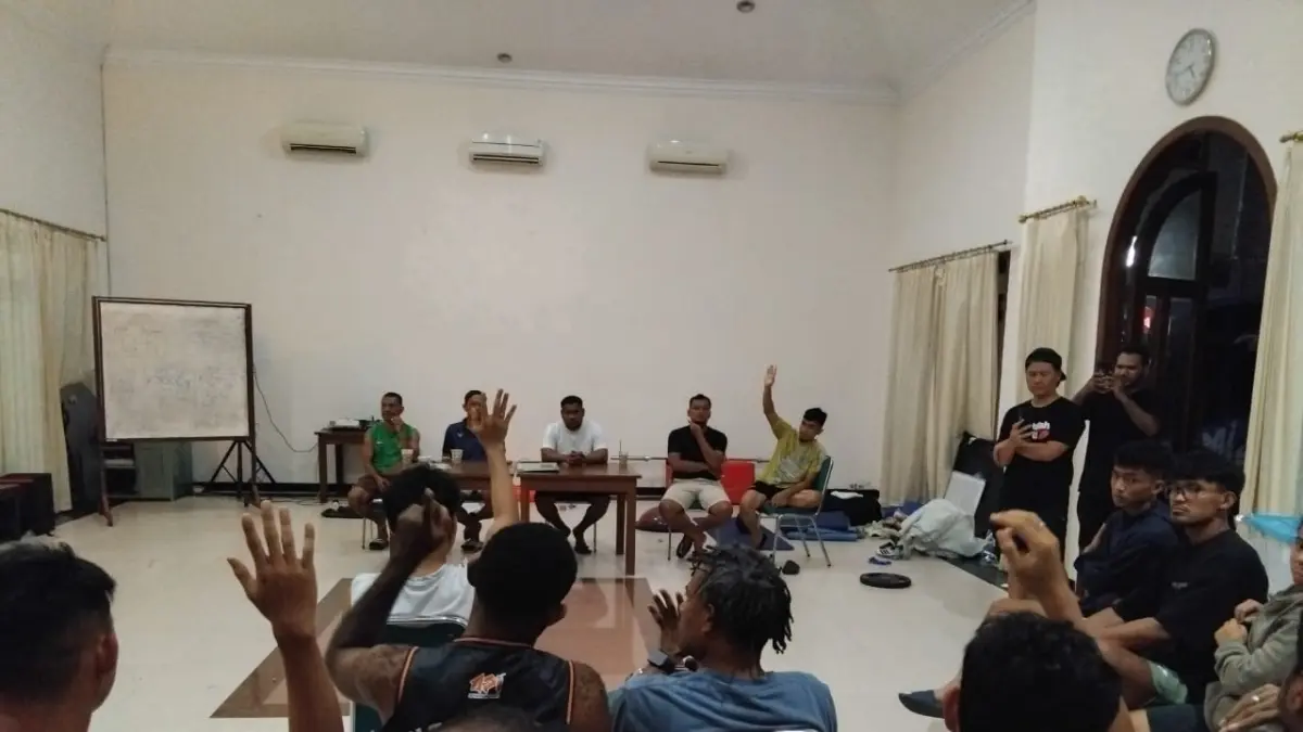 Sejumlah pemain PSBS Biak yang menyatakan mogok berlatih dan bertandingan jika tuntutan gaji tidak terpenuhi - Rizky Wahyu Arya - RADAR JOGJA