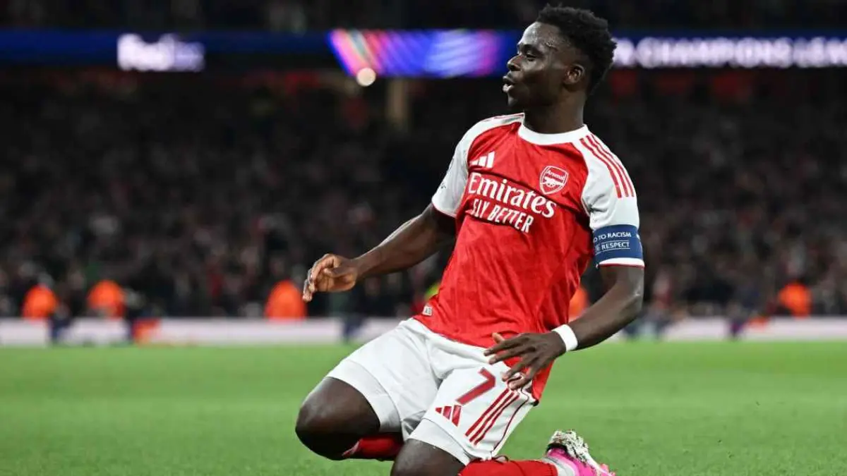 Selebrasi Bukayo Saka setelah mencetak gol kemenangan Arsenal atas Atletico Madrid untuk memastikan tiket final Liga Champions.