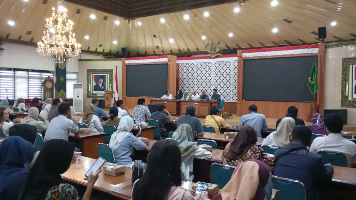 Suasana pendampingan hukum yang dilakukan oleh Tim Hukum Peduli Anak Kota Jogja bersama dengan para orang tua korban daycare Little Aresha, Rabu (6/6/2026). (iwan nurwanto/Radar Jogja)&nbsp;