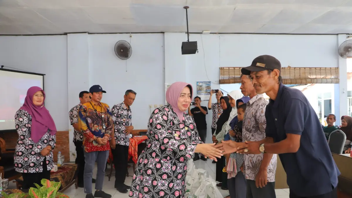 Bupati Purworejo Yuli Hastuti menyerahkan bantuan pangan kepada warga miskin di Aula Kecamatan Purwodadi. (Dokumentasi Prokopim Kebumen)


