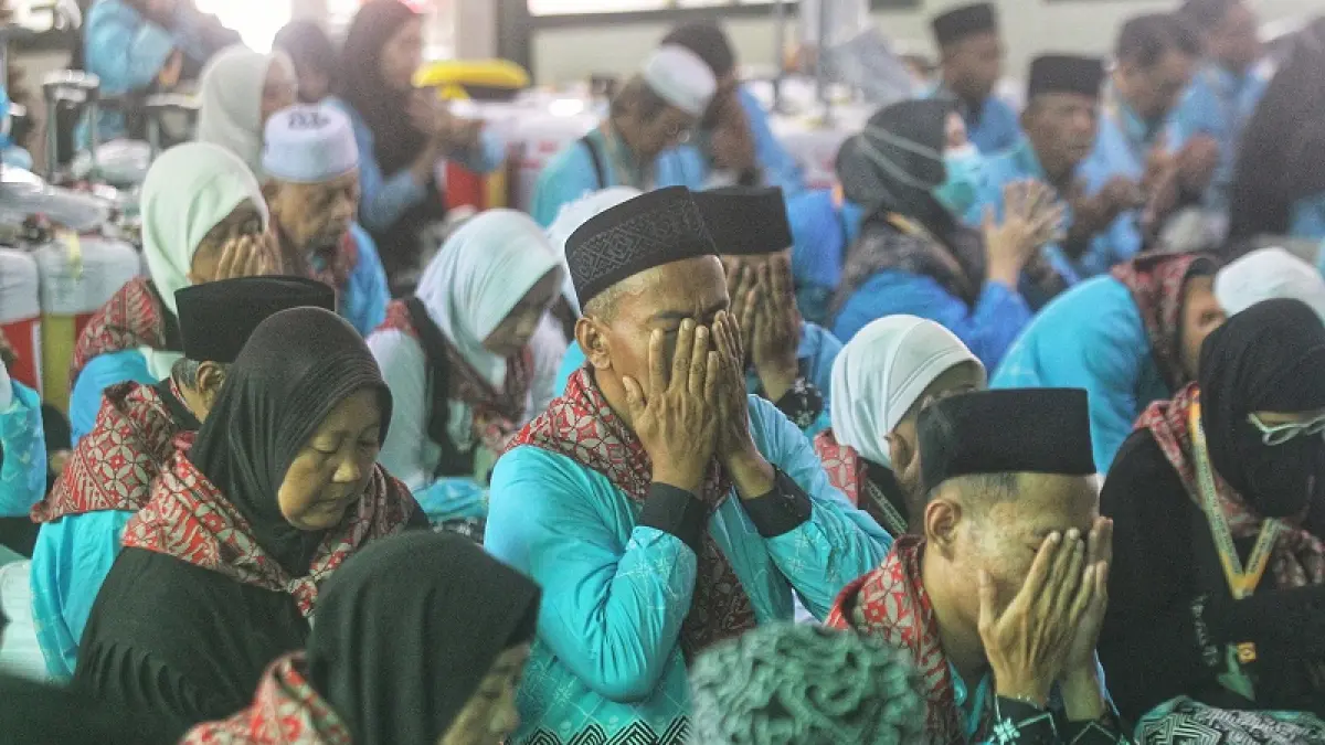 Calon jemaah haji bersiap diberangkatkan dari Masjid Agung Sleman menuju Embarkasi YIA, Kulon Progo, beberapa waktu lalu (22/4). GUNTUR AGA TIRTANA/RADAR JOGJA