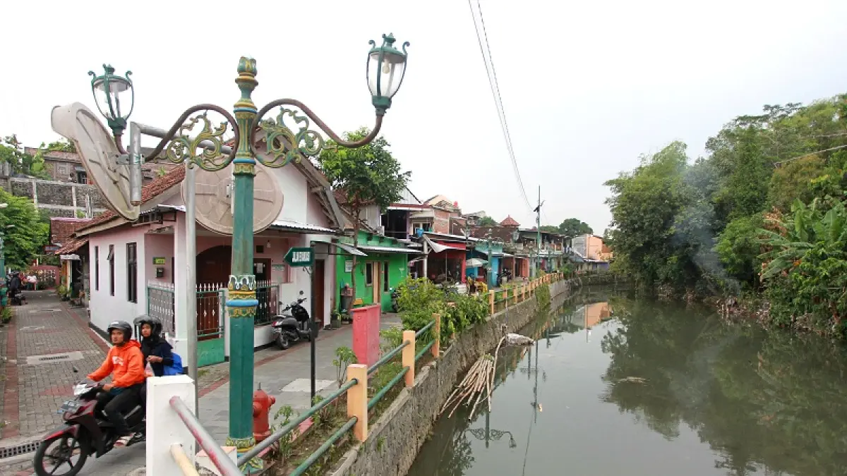 DITAMBAH: Suasana kawasan Sungai Gajah Wong, Umbulharjo, Kota Jogja, Kamis (7/5/2026). DLH akan menambah sembilan unit trash barrier di sejumlah aliran sungai. GUNTUR AGA TIRTANA/RADAR JOGJA

&nbsp;