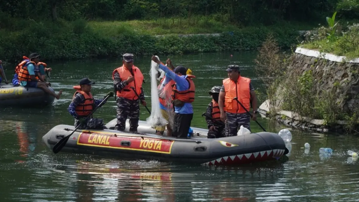 Grebek ikan sapu-sapu di Rawa Kalibayem, Ngestiharjo, Kasihan, Kamis (7/5/2026). DOK. PEMKAB BANTUL