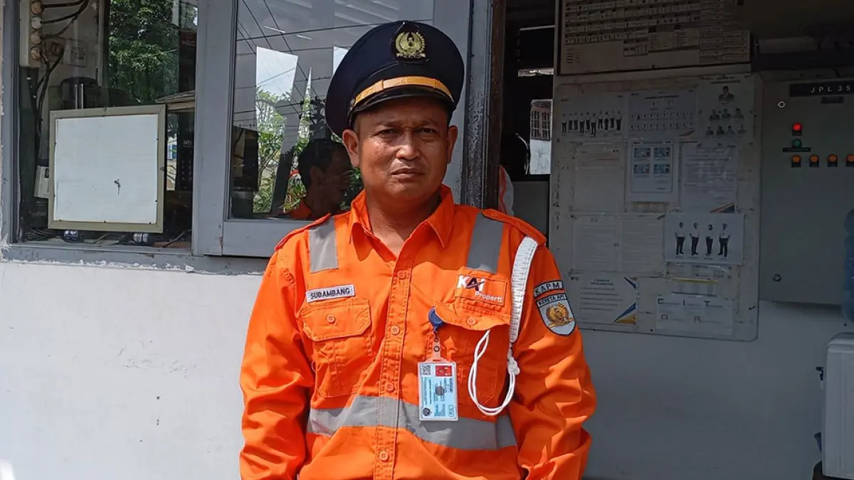 HEROIK:&nbsp; Penjaga Pos Jalur Perlintasan Langsung (JPL)&nbsp; 350, Baciro, Jogja Subambang saat ditemui di tempat tugasnya, Kamis (7/5). (Iwan Nurwanto/Radar Jogja)