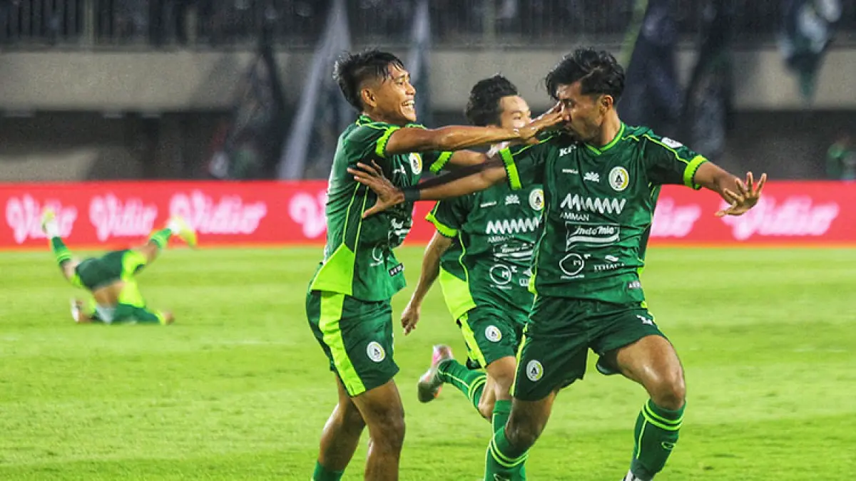 MODAL JUARA: Para pemain PSS Sleman saat selebrasi setelah memastikan promosi ke Super League musim depan, usai mengalahkan PSIS Semarang 3-0 di MagIS, Minggu (3/5/2026) sore. (Foto: Guntur Aga Tirtana/Radar Jogja)