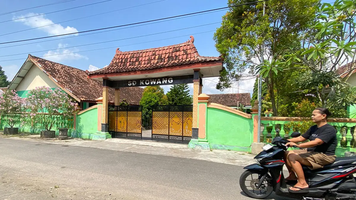 NORMAL LAGI: SDN Kowang tampak depan. Belasan siswa di sekolah ini diduga mengalami keracunan MBG pada Rabu (6/5). Cintia Yuliani/Radar Jogja
