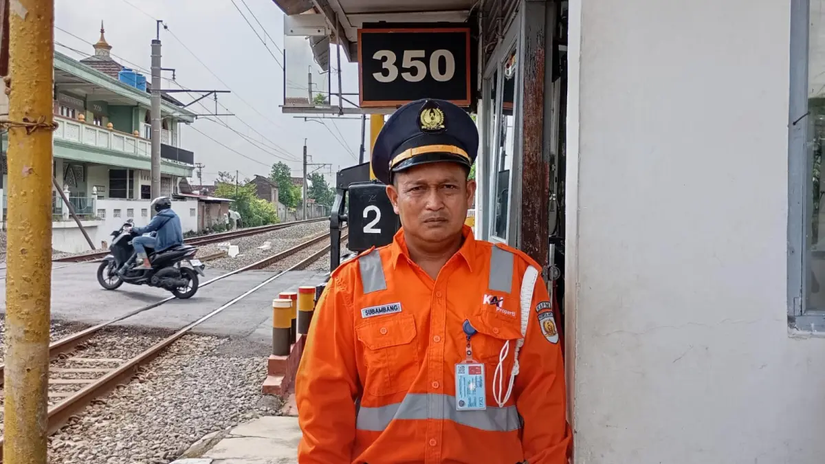 Penjaga Pos Jalur Perlintasan Langsung (JPL) 350, Baciro, Kota Jogja Subambang saat ditemui di tempat tugasnya, Kamis (7/5/2026). (iwan nurwanto/Radar Jogja)&nbsp;