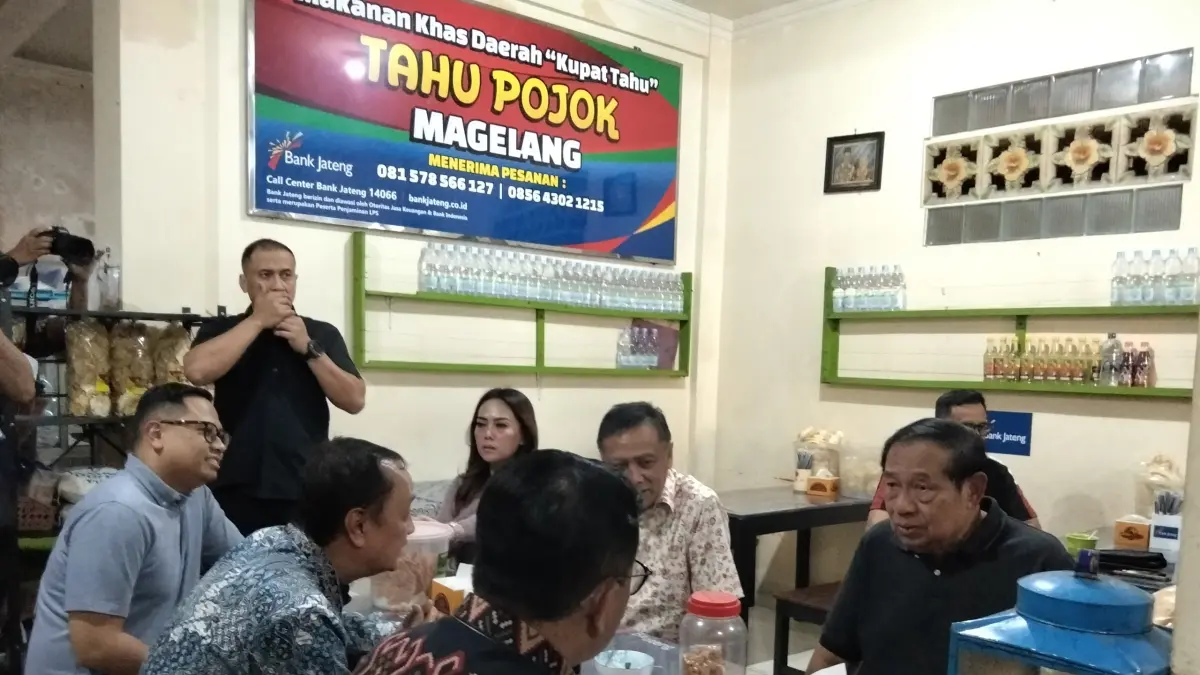 SBY menyempatkan waktunya untuk mecicipi kuliner legendaris khas Kota Magelang, yakni kupat tahu, Kamis (7/5).