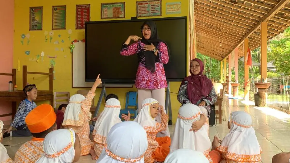SEMANGAT: Guru TK PAUD Pertiwi Pamardi Putra III mengajar siswa walau gaji mereka turun. (ANOM BAGASKORO/RADAR JOGJA)