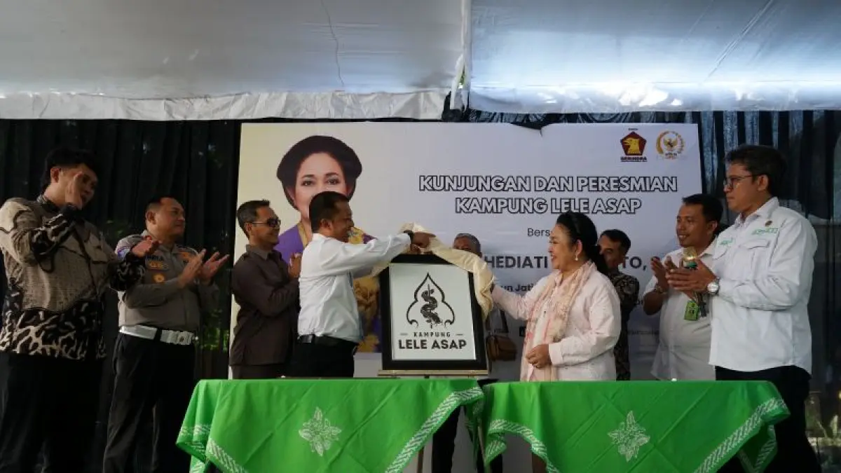 SIMBOLIS: Wakil Bupati Kulon Progo meresmikan kampung lele asap di Kalurahan Banaran. (Dokumentasi Pemkab Kulon Progo)