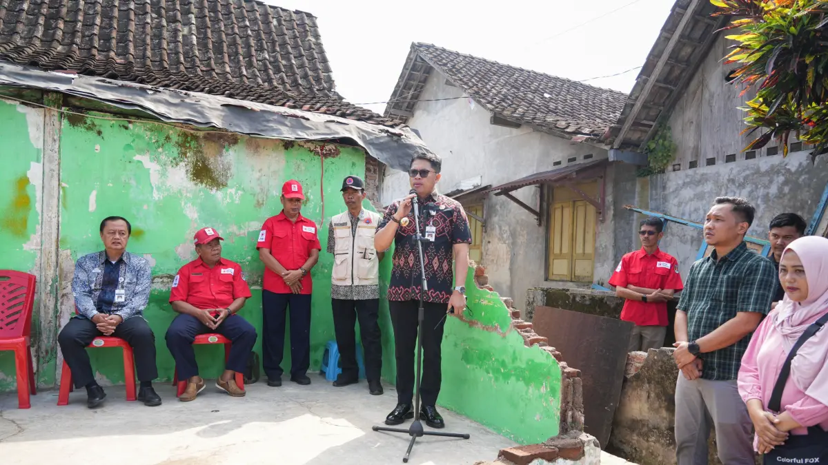 Wali Kota Magelang saat menyerahkan bantuan kepada pemilik rumah yang roboh tertimpa pohon, Kamis (7/5).