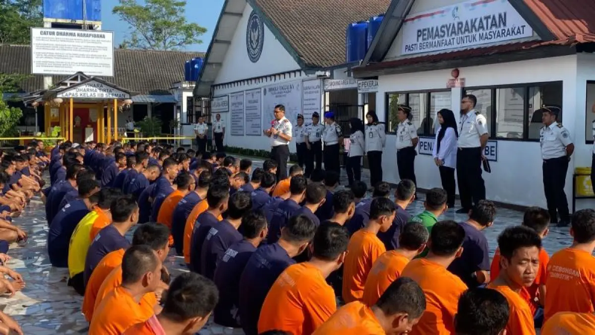 AGENDA RUTIN: Petugas Lapas Sleman saat melakukan razia operasi penggeledahan dan tes urine bagi warga binaan. (Dokumentasi Lapas Sleman)