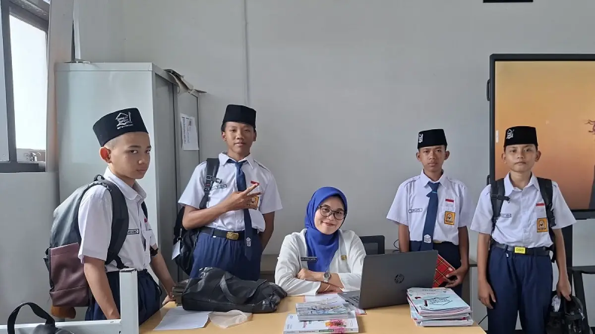 Aida Nurul Safitri, tenaga pengajar asal Situbondo, Jawa Timur yang ditugaskan di Sekolah Rakyat Terintegrasi (SRT) 44 Kebumen. (M Hafied/Radar Jogja)