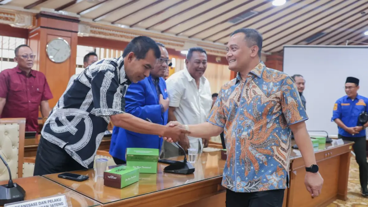 Gubernur Jawa Tengah Ahmad Luthfi saat beraudiensi bersama Himpunan Nelayan Seluruh Indonesia (HNSI) Jawa Tengah bersama pelaku usaha perikanan dan perwakilan nelayan, di Semarang pada Jumat 8 Mei 2026.