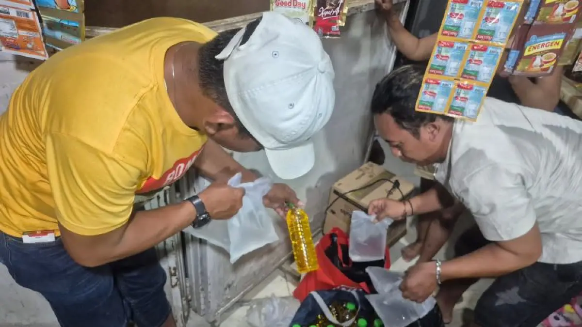 ILEGAL: Petugas kepolisian saat menyita ratusan botol miras oplosan di warung angkringan Padukuhan Mancingan XI, Parangtritis, Kretek Jumat (8/5).&nbsp;(Dokumentasi Polres Bantul)