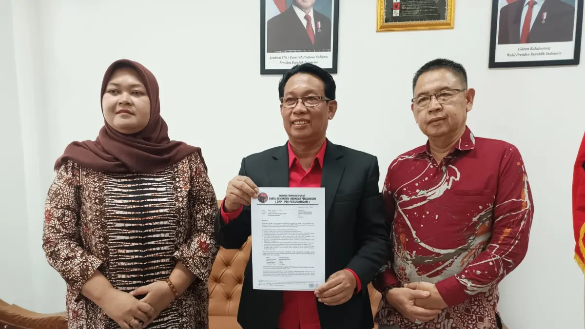 Ketua DPC PDI Perjuangan Kebumen Saiful Hadi didampingi struktural fraksi menunjukkan surat keputusan DPP berisi persetujuan pengganti antar waktu (PAW). (M Hafied/Radar Jogja)