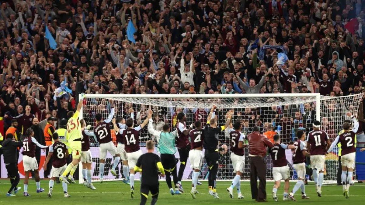 Para pemain dan staff pelatih Aston Villa rayakan kelolosan ke final Europa League bersama suporter. (getty images)