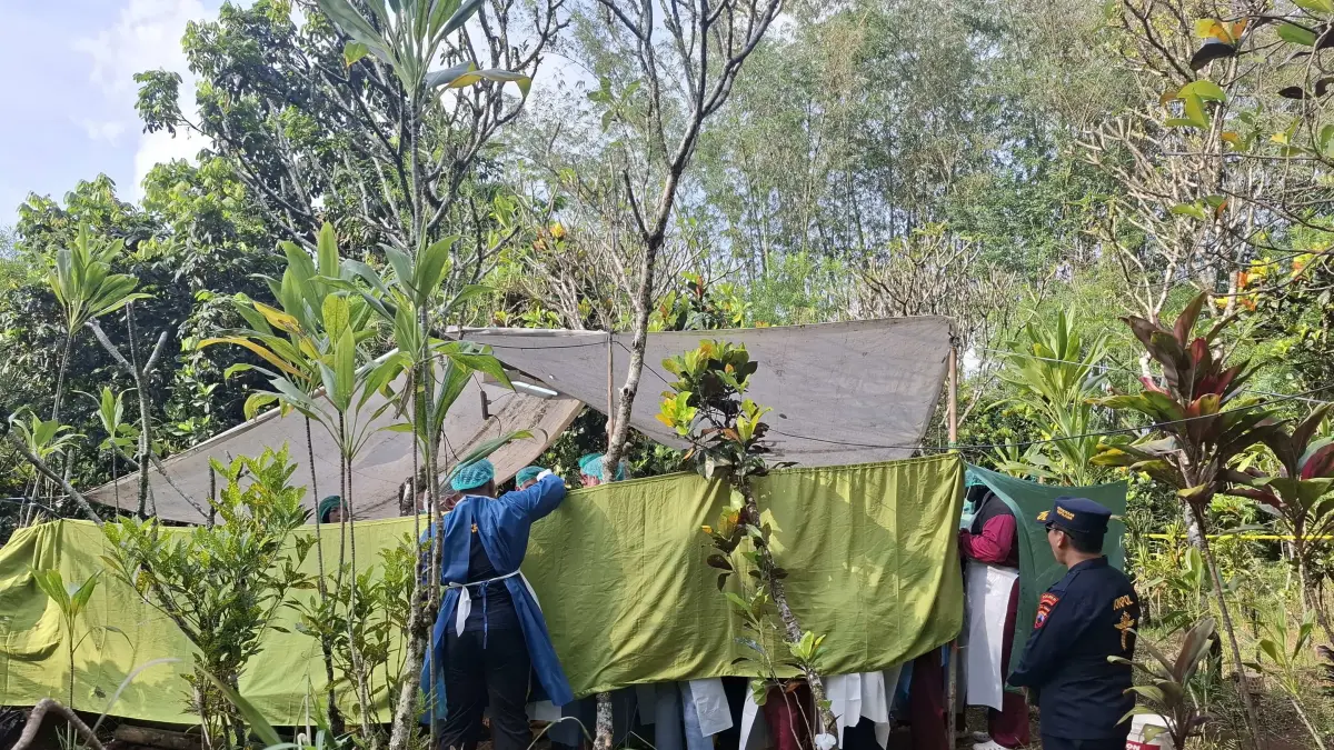 Polisi melakukan pembongkaran makam seorang pria yang diduga menjadi korban penganiayaan.