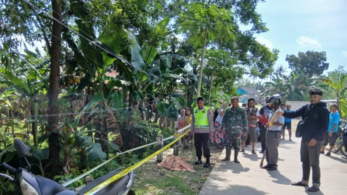 Polisi mengevakuasi jenazah priaparuh baya yang ditemukan meninggal tergeletak di pinggir jalan, tepatnya di Desa Jatiroto, Kecamatan Buayan. (Dokumentasi Polres Kebumen)