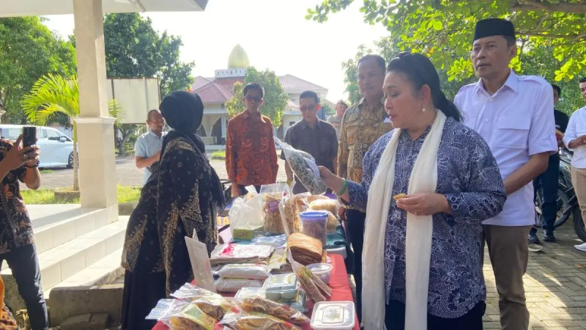 TURUN LAPANGAN: Ketua Komisi IV DPR RI Siti Hediati Soeharto sedang melihat jualan KWT di Bantul Jumat (8/5).&nbsp;(Cintia Yuliani/Radar Jogja)