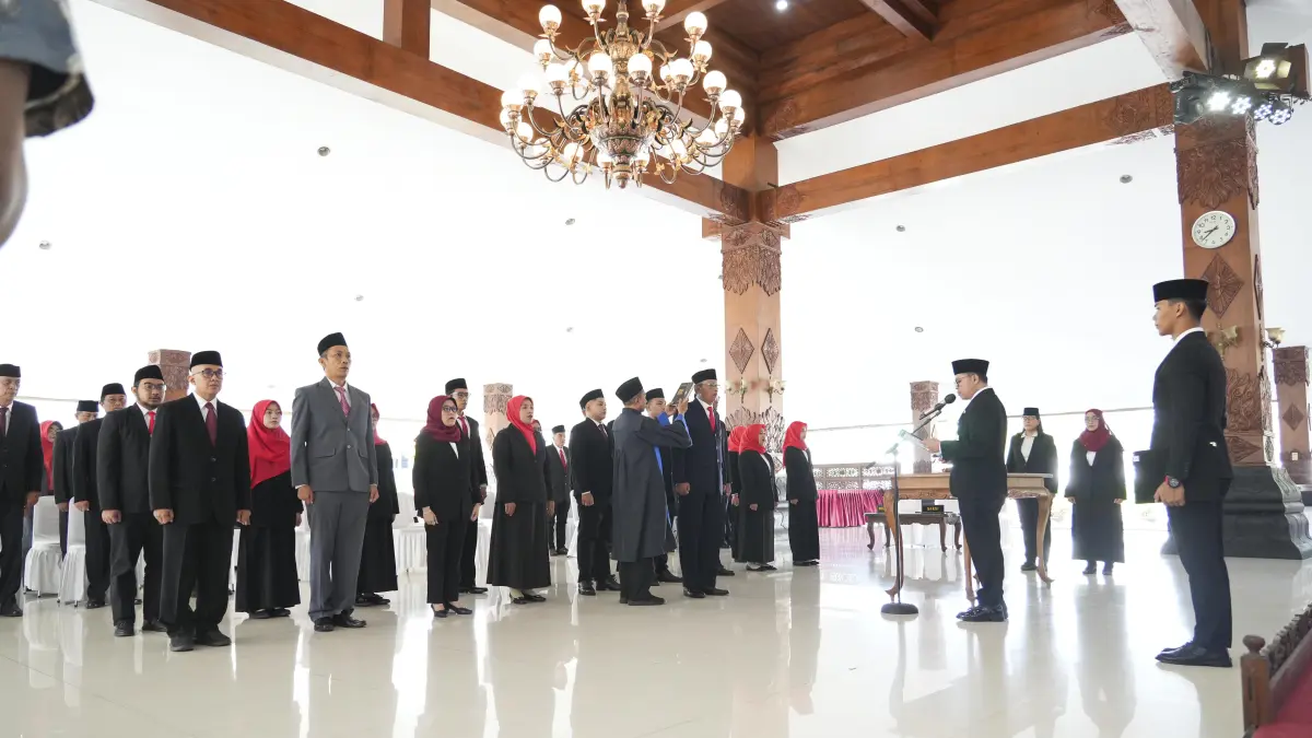 Wali Kota Magelang saat&nbsp;melantik dan mengambil sumpah jabatan sejumlah pejabat manajerial dan fungsional di Pendopo Pengabdian, Jumat (8/5).
