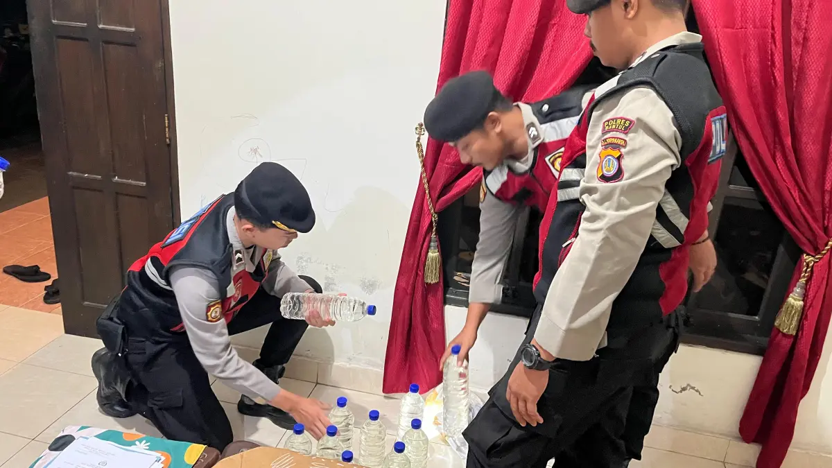 Jajaran Kepolisian saat melakukan penggerebekan&nbsp;