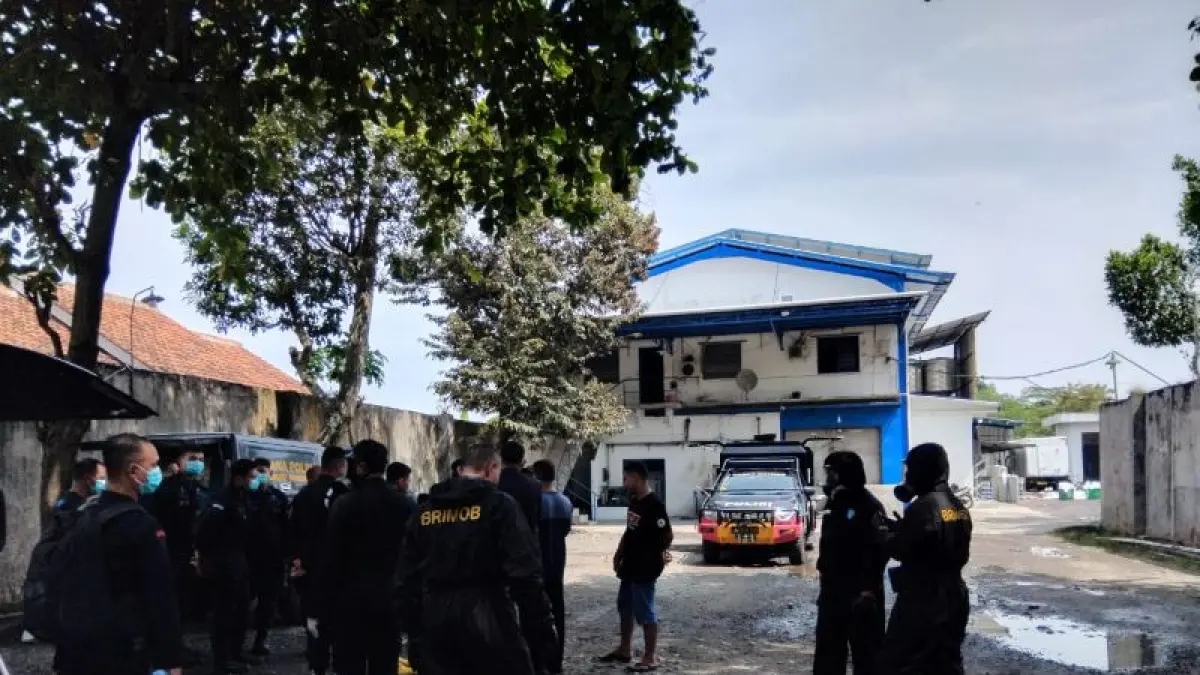 Tim Brimob Polda DIY saat melakukan pengecekan di pabrik es kristal di Dusun Bayen, Kalurahan Purwomartani, Kapanewon Kalasan, Kabupaten Sleman yang diduga mengalami kebocoran gas. (Rizky Wahyu/Radar Jogja)