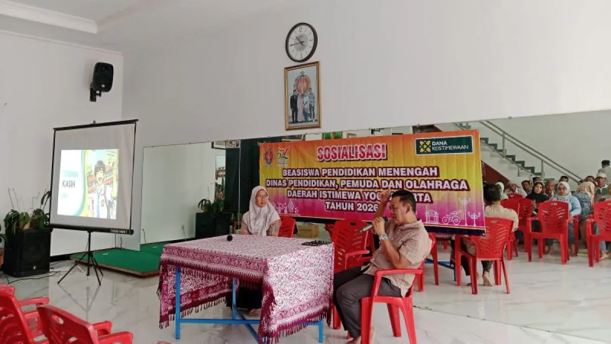 AKSES BAGI MASYARAKAT: Anggota Komisi&nbsp; D DPRD DIY Muhammad Yazid berbicara dalam acara sosialiasi beasiswa pendidikan menengah di Kalurahan Sumbersari, Moyudan, Sleman. (Delima Purnamasari/Radar Jogja)